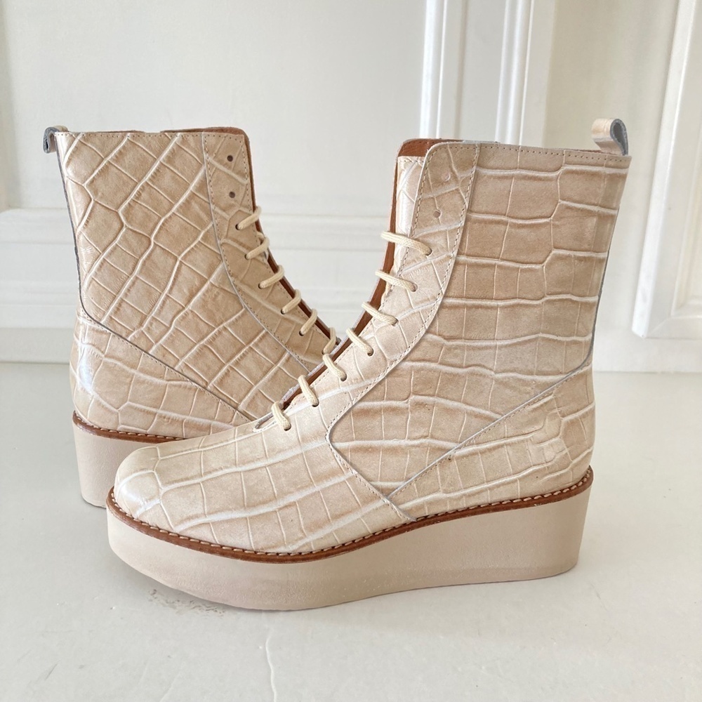 NWOT Anthropologie Lace Up Stompy Creme Alligator Print Platform Boots Sz 36